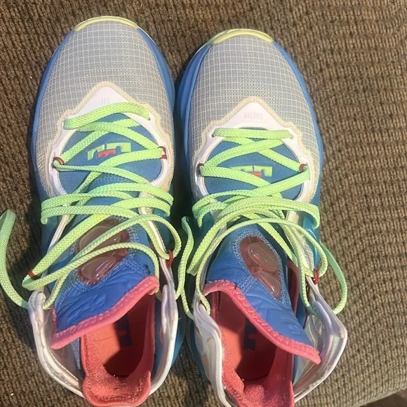 Lebron Nike Youth size 6.5 / women’s 8.5 - Picture 5 of 7